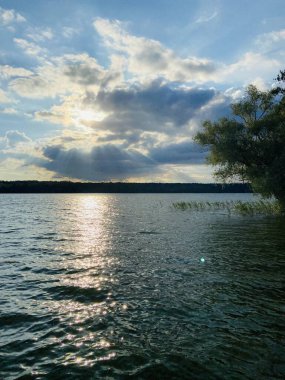 Akşamları gölün güzel manzarası