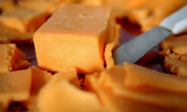 Tabakta dilimlenmiş çedar peyniri.