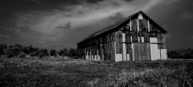 Kentucky 'de bir yamaçta ahır.