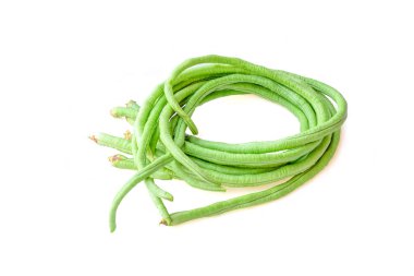 Bir demet taze uzun fasulye (Vigna unguiculata subsp. sequipedalis) beyaz arkaplanda izole edilmiş