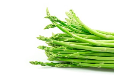 Taze organik yeşil kuşkonmaz (asparagus officinalis) beyaz arka planda izole edilmiştir, makro