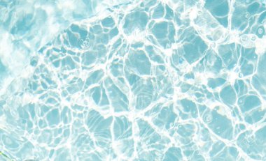 Bulanık mavi, berrak, durgun su yüzeyi dokusu sıçrama ve kabarcıklarla kaplı. Moda soyut doğa geçmişi. Güneş ışığında su dalgaları. su arkaplanı