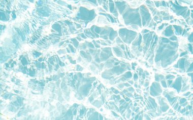 Bulanık mavi, berrak, durgun su yüzeyi dokusu sıçrama ve kabarcıklarla kaplı. Moda soyut doğa geçmişi. Güneş ışığında su dalgaları. su arkaplanı