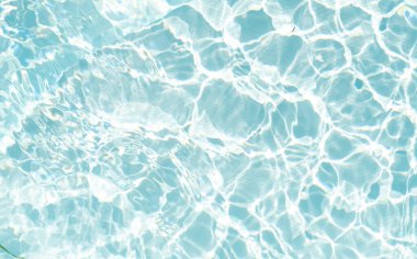 Bulanık mavi, berrak, durgun su yüzeyi dokusu sıçrama ve kabarcıklarla kaplı. Moda soyut doğa geçmişi. Güneş ışığında su dalgaları. su arkaplanı