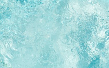 Bulanık mavi, berrak, durgun su yüzeyi dokusu sıçrama ve kabarcıklarla kaplı. Moda soyut doğa geçmişi. Güneş ışığında su dalgaları. su arkaplanı