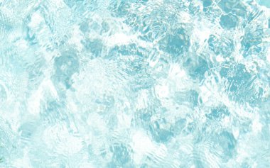 Bulanık mavi, berrak, durgun su yüzeyi dokusu sıçrama ve kabarcıklarla kaplı. Moda soyut doğa geçmişi. Güneş ışığında su dalgaları. su arkaplanı