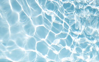 Bulanık mavi, berrak, durgun su yüzeyi dokusu sıçrama ve kabarcıklarla kaplı. Moda soyut doğa geçmişi. Güneş ışığında su dalgaları. su arkaplanı