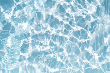 Bulanık mavi, berrak, durgun su yüzeyi dokusu sıçrama ve kabarcıklarla kaplı. Moda soyut doğa geçmişi. Güneş ışığında su dalgaları. su arkaplanı