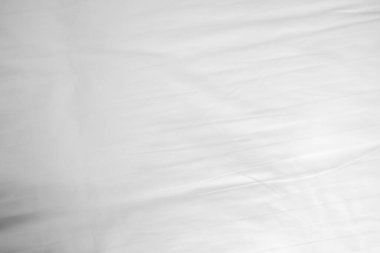 Beyaz çarşaf deseni bulanık eğri tarzı soyut lüks kumaş, buruşuk çarşaf ve koyu gri gölgeler, arka plan.