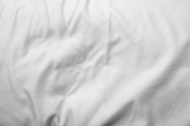 Beyaz çarşaf deseni bulanık eğri tarzı soyut lüks kumaş, buruşuk çarşaf ve koyu gri gölgeler, arka plan.