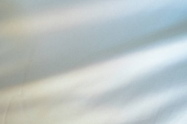 Beyaz çarşaf deseni bulanık eğri tarzı soyut lüks kumaş, buruşuk çarşaf ve koyu gri gölgeler, arka plan.