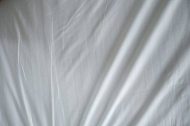 Beyaz çarşaf deseni bulanık eğri tarzı soyut lüks kumaş, buruşuk çarşaf ve koyu gri gölgeler, arka plan.