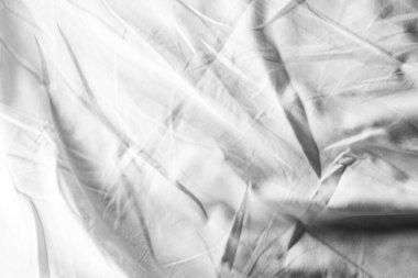 Beyaz çarşaf deseni bulanık eğri tarzı soyut lüks kumaş, buruşuk çarşaf ve koyu gri gölgeler, arka plan.