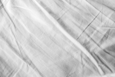 Beyaz çarşaf deseni bulanık eğri tarzı soyut lüks kumaş, buruşuk çarşaf ve koyu gri gölgeler, arka plan.