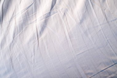 Beyaz çarşaf deseni bulanık eğri tarzı soyut lüks kumaş, buruşuk çarşaf ve koyu gri gölgeler, arka plan.