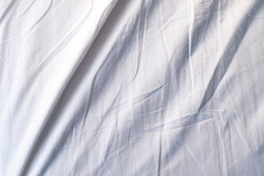 Beyaz çarşaf deseni bulanık eğri tarzı soyut lüks kumaş, buruşuk çarşaf ve koyu gri gölgeler, arka plan.