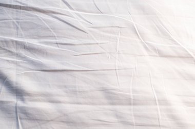 Beyaz çarşaf deseni bulanık eğri tarzı soyut lüks kumaş, buruşuk çarşaf ve koyu gri gölgeler, arka plan.