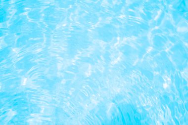 Bulanık mavi, berrak, durgun su yüzeyi dokusu sıçrama ve kabarcıklarla kaplı. Moda soyut doğa geçmişi. Güneş ışığında su dalgaları. su arkaplanı