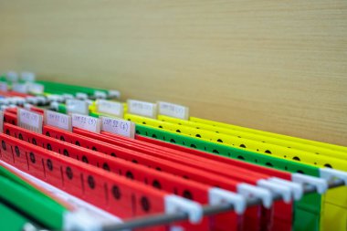 Dolaplarda düzenlenmiş mali belge dosyaları.