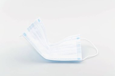 Beyaz arka planda virüse karşı korunmak için antiviral tıbbi maske, evde kal.