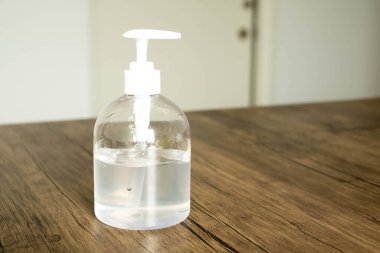 Coronavirus el dezenfektanı grip virüsünü önlemek için el yıkama jeli. Havaalanı, hastane, sağlık ve panoramik afiş için alkol bazlı antimikrobik dezenfektan ürünü.