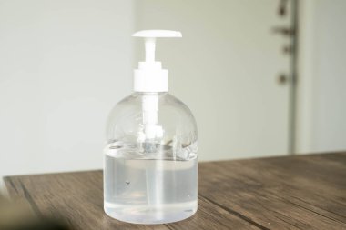 Coronavirus el dezenfektanı grip virüsünü önlemek için el yıkama jeli. Havaalanı, hastane, sağlık ve panoramik afiş için alkol bazlı antimikrobik dezenfektan ürünü.