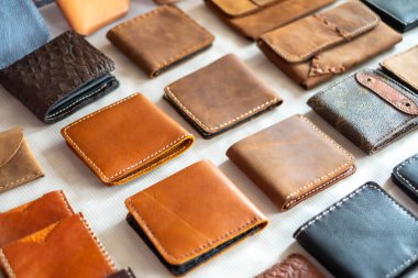 Deri cüzdan, ürün mağazasında çeşitli tarzlar. Zarif ve güzel el yapımı bir işlem.
