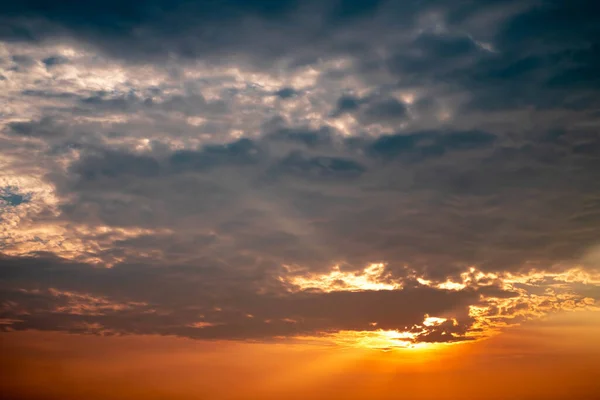 Солнце Находится Между Облаками Которые Сядут — стоковое фото