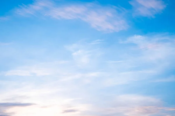 Красивые Белые Облака Солнечный Свет Голубом Небе Идеально Подходит Фона — стоковое фото