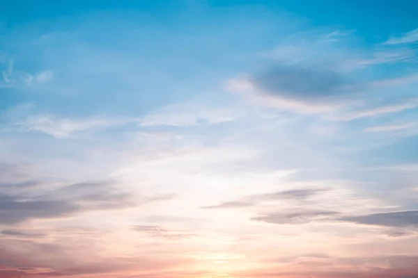 Красивые Белые Облака Солнечный Свет Голубом Небе Идеально Подходит Фона — стоковое фото