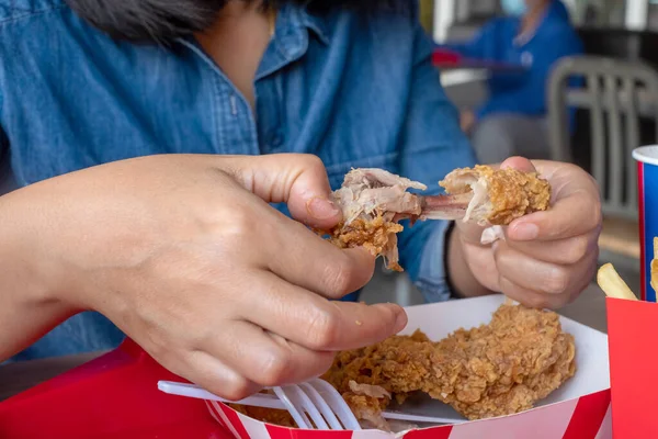 Eating Fried Chicken Hand Fast Food Resturant Junk Foods — Stok Foto