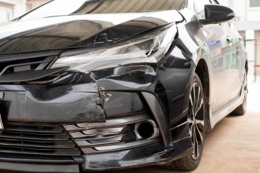 Araba bir trafik kazasından sonra kırılmış, farlar ve ön parçalar kırılmış, kaza, sigorta...