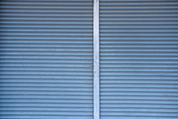 Старая Голубая Железная Откидная Дверь Закрытая Перед Маленьким Магазинчиком Общине — стоковое фото