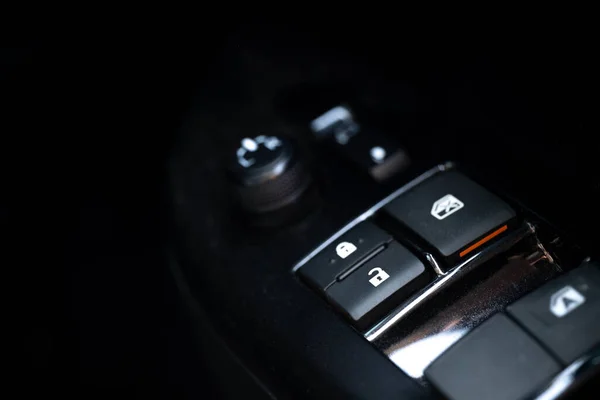 车载控制按钮 镜像锁 汽车门锁 都安装在司机侧门的一侧 以控制使用汽车的安全性 — 图库照片