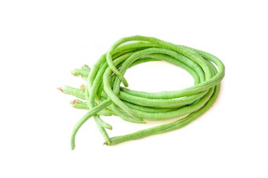 Bir demet taze uzun fasulye (Vigna unguiculata subsp. sequipedalis) beyaz arkaplanda izole edilmiş