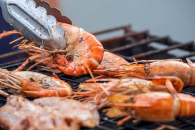 Büyük karidesleri bir partide ızgarada ısıt..