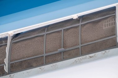 Klimanın hava filtresine uzun bir süre yerleşen toz. Solunum sisteminde olumsuz etkilere yol açabilir..