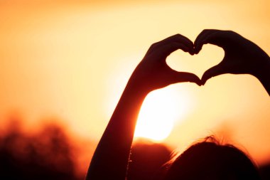 Kalp Şeklinde El Boyalı Siluet Kadın Gün Batımı, Turuncu Atmosfer Arkaplan, Aşk Konsepti Sevgililer Günü Mutlu Sevgililer Günü