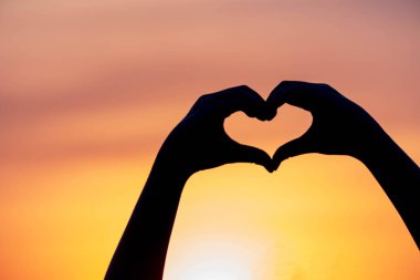 Kalp Şeklinde El Boyalı Siluet Kadın Gün Batımı, Turuncu Atmosfer Arkaplan, Aşk Konsepti Sevgililer Günü Mutlu Sevgililer Günü