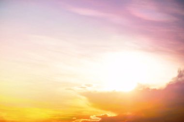 Güzel turuncu bulutlar ve mavi gökyüzündeki güneş ışığı arka plan için mükemmeldir. Yazın alacakaranlık, günbatımı ve güneş ışığını alır.