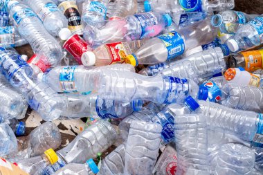 Bir sürü plastik şişe yol kenarına atılıyor, bu da çevre kirliliğine ve küresel ısınmaya yol açıyor.