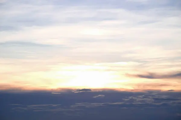 Красивые Оранжевые Облака Солнечный Свет Голубом Небе Идеально Подходят Фона — стоковое фото
