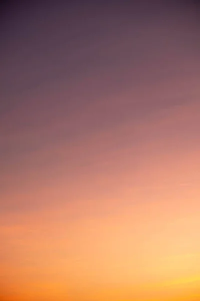 Красивые Оранжевые Облака Солнечный Свет Голубом Небе Идеально Подходят Заднего — стоковое фото