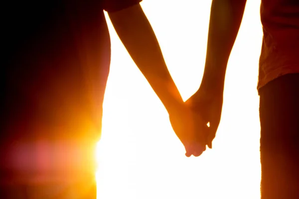 夕阳西下手牵手的夫妻轮廓 橙色的背景 情人节快乐的概念 — 图库照片