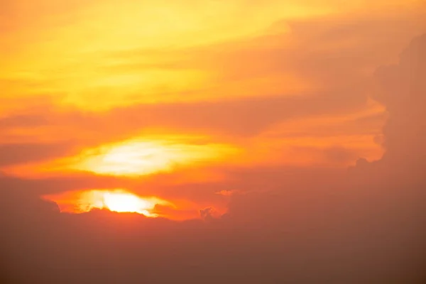 Nuvens Laranjas Bonitas Luz Solar Céu Perfeito Manhã Para Fundo — Fotografia de Stock