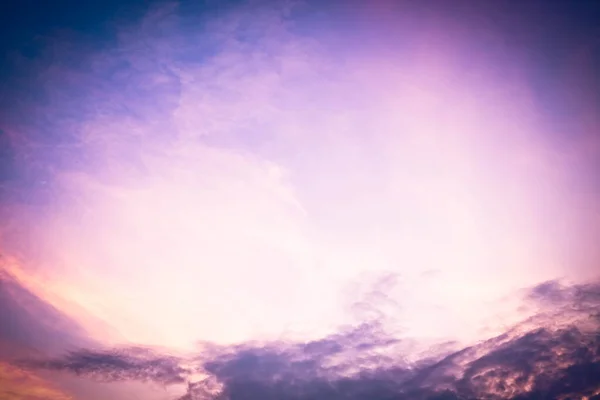 Красивые Разноцветные Облака Солнечный Свет Голубом Небе Идеально Подходят Заднего — стоковое фото