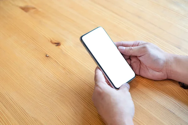 男人手里拿着模拟电话 在现代桌子上显示白色屏幕 最小的概念 顶视图 — 图库照片