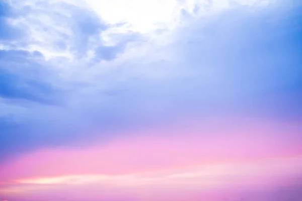 Красивые Мягкие Оранжевые Облака Солнечный Свет Голубом Небе Идеально Подходит — стоковое фото