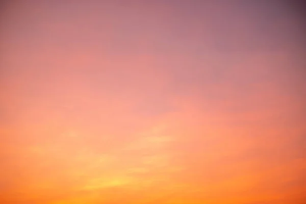 美しい 豪華な柔らかいグラデーションオレンジゴールドの雲と背景に完璧な青空の太陽の光 夕方に取る トワイライト — ストック写真