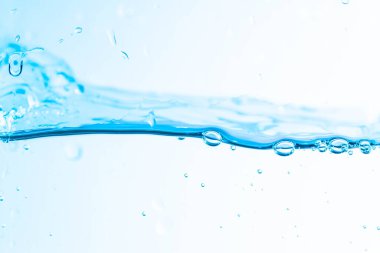 Beyaz zemin üzerinde izole edilmiş dalgalar halinde hareket eden suyun arkaplan resmi, berrak su, su kabarcıkları, makro